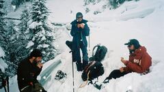 Life In White y Jaume Pons en el Tirol (Austria) en marzo del 2021, rodeados de nieve, comiendo. 