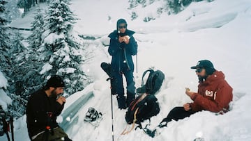 Life In White y Jaume Pons en el Tirol (Austria) en marzo del 2021, rodeados de nieve, comiendo. 