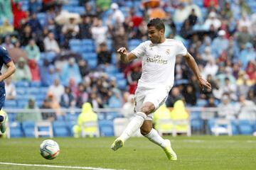 Real Madrid 3-0 Levante | Vinicius llegó por la derecha y metió un centro tenso para que Casemiro en el segundo palo marcara a placer ante Aitor.