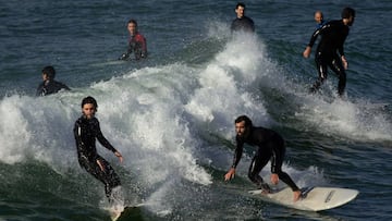 GRAFCAT6548 BARCELONA 15/5/2020.- Decenas de surfistas practican su deporte favorito en las playas de Barcelona durante la Fase 0 de la desescalada en el sexag&eacute;simo segundo d&iacute;a del estado de alarma decretado por el gobierno debido a la pandemia del Coronavirus . EFE/Enric Fontcuberta