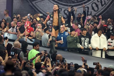 JD McDonagh es presentado antes del combate de escaleras por el Campeonato Intercontinental frente a Penta, Je’Von Evans, Dragon Lee, Rusev y Rey Mysterio durante WrestleMania 42, en el Allegiant Stadium de Las Vegas.