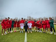 De la Riva y Luengo, debutantes de la Cultural, homenajeados por sus compañeros.