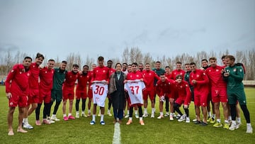 De la Riva y Luengo, debutantes de la Cultural, homenajeados por sus compañeros.