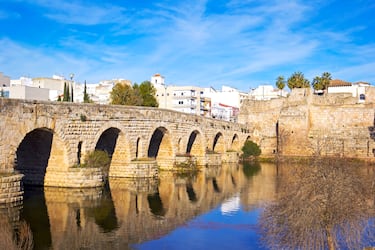 Cruza el río Guadiana y es un hito de la ingeniería civil que ostenta el título de ser el puente romano más largo que se conserva del mundo. Con sus casi 2.000 años de historia, sigue siendo hoy un eje vital y uno de los paseos más bellos de la ciudad extremeña. Construido hacia el año 25 a.C., coincidiendo con la fundación de la colonia Emerita Augusta por orden de Augusto, el puente fue fundamental para el desarrollo de la ciudad.