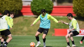 30-05-25. GASPAR, ENTRE OYÓN, QUEIPO Y ROSAS, EN EL ENTRENAMIENTO DEL SPORTING.