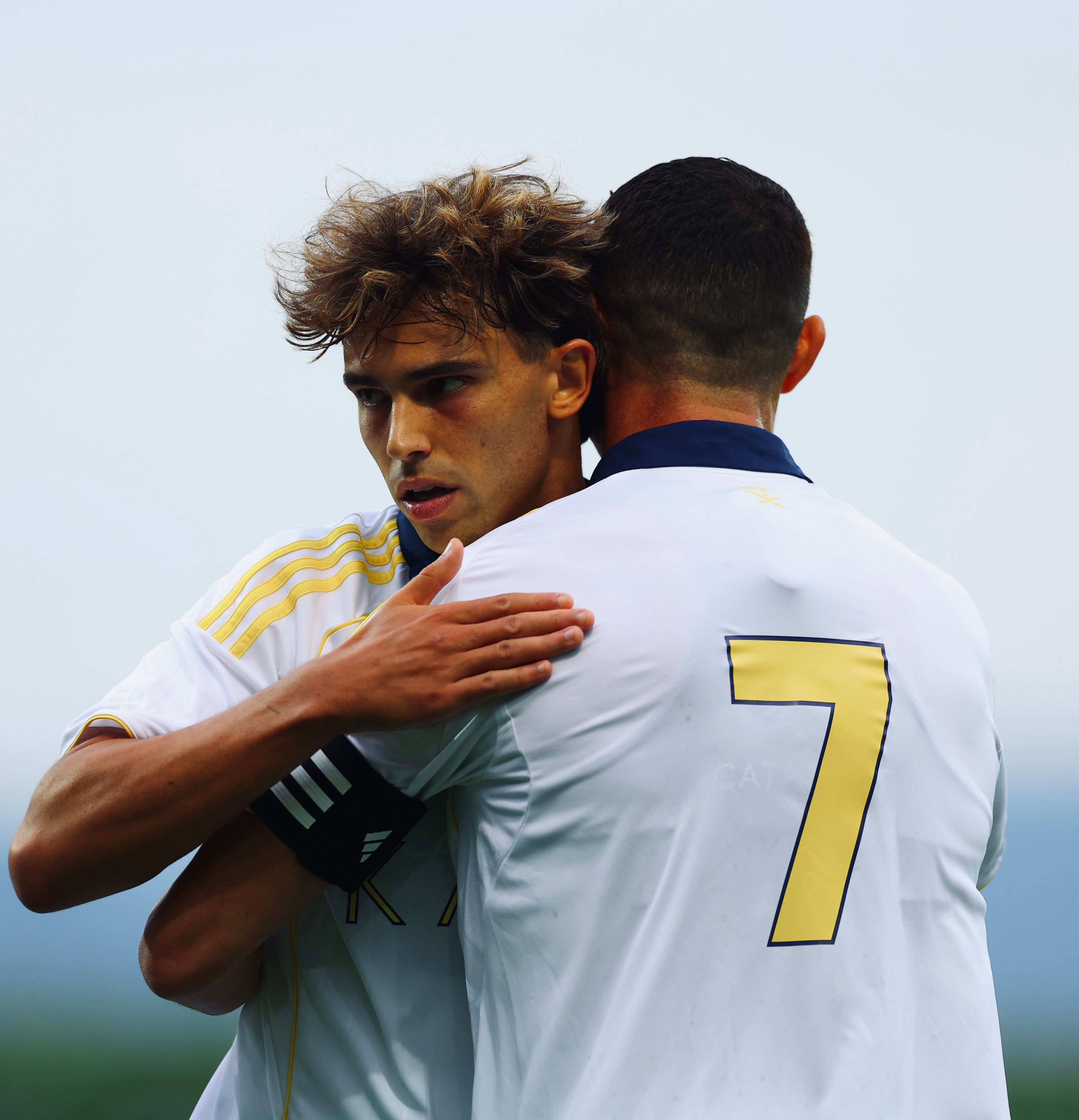 João pone magia; Cristiano, el gol