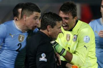 Copa América de Chile 2015. La Roja elimina a Uruguay en cuartos de final con el solitario gol de Mauricio Isla, en un partido marcado por la polémica provocación de Gonzalo Jara a Edinson Cavani. El defensor chileno tocó al delantero en el trasero, lo que provocó la reacción de Cavani y su posterior expulsión. Más tarde también fue expulsado Fuscile, por una fuerte falta sobre Alexis Sánchez, y hasta Tabárez cio la roja por entrar a reclamar a la cancha.