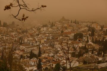 Imágenes de la Alhambra y el Albaicín de Granada cubiertos por la calima del Sahara.