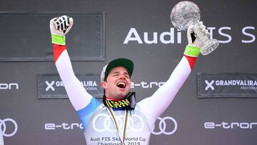 Beat Feuz of Switzerland celebra su victoria en la Copa del Mundo de descenso en Andorra.