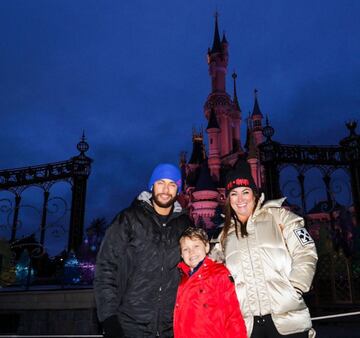 Neymar, de noche, delante del castillo Disney con su hijo Davi Lucca y Nadine Gonçalves, presidenta del Instituto proyecto Neymar.