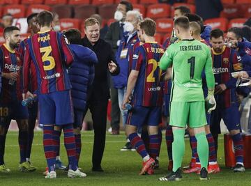 Soccer Football - Copa del Rey - Semi Final Second Leg - FC Barcelona v Sevilla - Camp Nou, Barcelona, Spain - March 3, 2021 Barcelona coach Ronald Koeman speaks to his players at half time of extra time REUTERS/Albert Gea