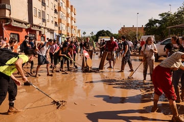 Voluntarios achicando aguas en una de las localidades afectadas por la DANA. 