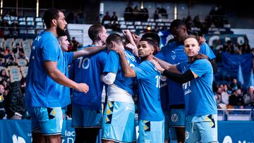 Los jugadores del Movistar Estudiantes se conjuran antes del partido ante el Ourense.