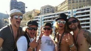 <b>FAMOSOS FINLANDESES. </b>Kimi, en el centro, con 'The Dudesons'.