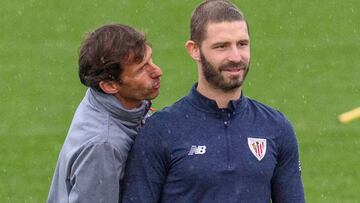 GRAF1089. LEZAMA (BIZKAIA), 04/11/2017.- El jugador del Athletic Yeray Álvarez (d) junto con su entrenador José Ángel Ziganda (i) durante el entrenamiento realizado esta tarde en Lezama previo al partido de mañana ante el Celta, correspondiente a la undécima jornada de LaLiga Santander, que se disputará en el estadio de Balaídos. EFE/ Javier Zorrilla