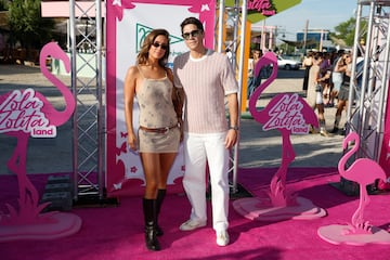 María Pombo y Pablo Castellano posando en la alfombra rosa.