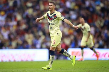 Guido Rodríguez festejando su gol ante Cruz Azul en el Apertura 2019 de la Liga MX dentro de la cancha del Estadio Azteca.