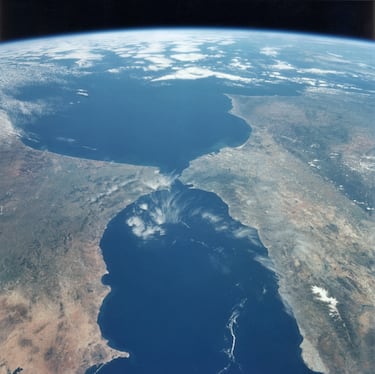 Estrecho de Gibraltar, lugar por donde se produce la unión natural de dos masas de agua: el mar Mediterráneo y el océano Atlántico y la separación entre dos continentes: Europa y África.