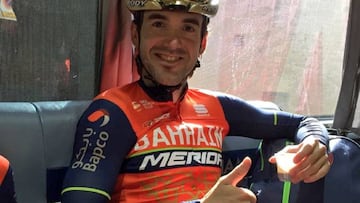 Ion Izagirre posa con el maillot del Bahrain-Merida.