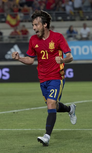 El único de los primeros puestos de la lista que no es un delantero puro. Silva fue uno de esos talentos que jugaba de lo que quería. Una pieza clave en los títulos conquistados por la Selección Española, un perfil diferente, un jugador indetectable con una capacidad excelsa para leer y sacar partido del juego entre líneas. A ello se suma una gran capacidad goleadora, sus 35 goles con la Selección así lo confirman.