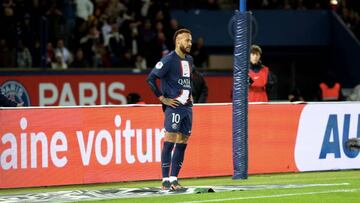 PARIS, FRANCE - DECEMBER 28: Neymar Jr #10 of Paris Saint-Germain reacts after receiving a red card during the Ligue 1 match between Paris Saint-Germain and RC Strasbourg at Parc des Princes on December 28, 2022 in Paris, France. (Photo by Xavier Laine/Getty Images)