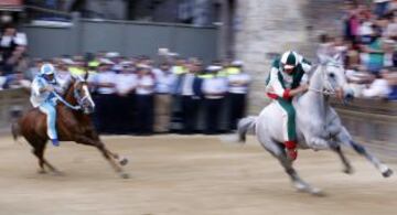 En Siena, desde mediados del siglo XVII, se celebra esta carrera de caballos a pelo con la intención de ganar el Palio, una bandera de seda que representa la Virgen con el Niño.