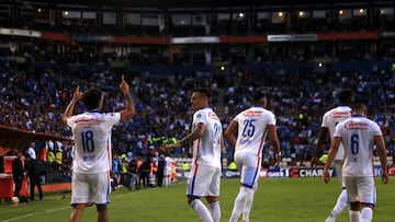 AME7988. PACHUCA (MÉXICO), 01/04/2023.- Jugadores de Cruz Azul celebran un gol contra Pachuca durante un partido de la jornada 13 del torneo Clausura 2023 del fútbol mexicano, disputado en el Estadio Hidalgo, en Pachuca (México). EFE/ David Martínez Pelcastre