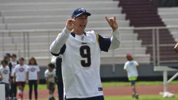 Jugadores de la NFL conviven con niños en el Wilfrido Massieu