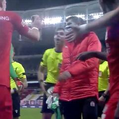 Locura total en Turquía: un jugador quiso tirar de 'su VAR' con el móvil y así reaccionó el árbitro