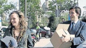 <b>YA SE REPARTEN. </b>Adolfo Bara (marketing) llevó las entradas hasta las taquillas. Cubero (de rojo) fue el primer en retirarlas. La mañana en Montjuïc fue movida.