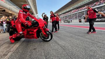 Primera salida a pista de Márquez desde el box oficial Ducati.