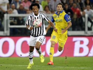 Juventus' Juan Cuadrado (L) fights for the ball with Chievo Verona's Massimo Gobbi during their Italian Serie A soccer match at Juventus Stadium in Turin September 12, 2015. REUTERS/Giorgio Perottino 