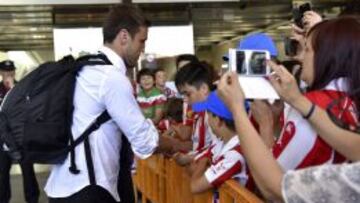 Gurpegui, firmando autógrafos a su llegada a Bilbao ayer