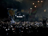 Los aficionados de la Real Sociedad reciben al autobús del equipo antes de la semifinal de Copa.