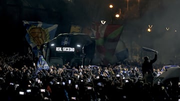 Los aficionados de la Real Sociedad reciben al autobús del equipo antes de la semifinal de Copa.