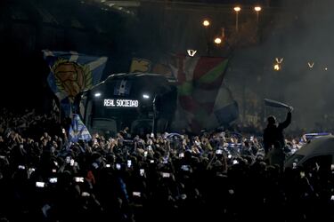 Impresionante recibimiento de la afición Txuri-urdin a su equipo antes de enfrentarse al Real Madrid en Copa.
