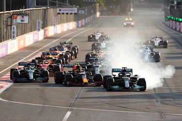 Tras la bandera roja, la carrera se reanudó con un partida detenida. Ahí, Hamilton parecía que ya le había ganado la primera posición a Checo, no obstante, el de Mercedes frenó tarde y se siguió de largo. 