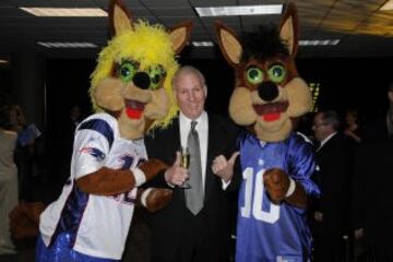 Gregg Popovic acompañado por las mascotas de los San Antonio Spurs.