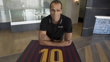 Rivaldo posa una camiseta con el &#039;10&#039; del Barcelona.
 
 