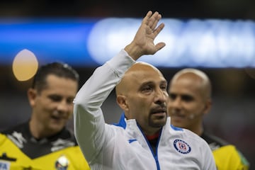 El veterano arquero se despidió de los terrenos de juego a los 46 años de edad y tras un emotivo homenaje en el Estadio Azteca, 'El Conejo' disputó sus últimos minutos tras más de 20 años de carrera. 