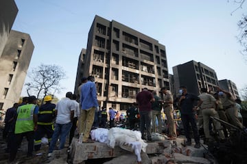 Equipos de b迆squeda y rescate acudieron al lugar de un accidente a谷reo en Ahmedabad, India.