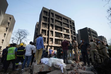 Equipos de búsqueda y rescate acudieron al lugar de un accidente aéreo en Ahmedabad, India.