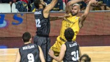 Jackie Carmichael y Xavi Rey defienden un bal&oacute;n durante el encuentro correspondiente a la 3&ordf; jornada de la Liga Endesa.