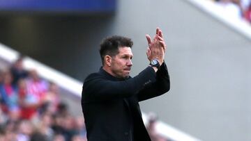 Simeone aplaude al público durante un partido del Atlético.