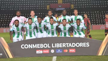 AME9004. SANTA FE (ARGENTINA), 05/04/2023.- Los jugadores de Atlético Nacional posan previo a un partido ante Patronato de la Copa Libertadores, disputado en el Estadio Brigadier General Estanislao López, en Santa Fe (Argentina). EFE/ Javier Escobar