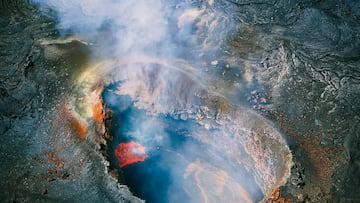 Es el más activo de los cinco que conforman la isla de Hawái. Emergió sobre el mar hace unos 70 000 años. Situada en la cadena de montes submarinos Hawái-Emperador, una cadena montañosa, principalmente submarina, que se encuentra en el océano Pacífico y que emerge del océano en Hawái.