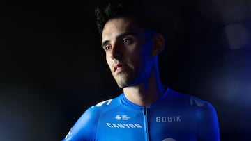 El ciclista Jon Barrenetxea posa con el maillot del Movistar para 2024.