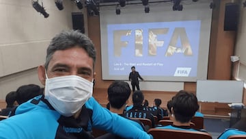 Luisma Hern&aacute;ndez, analista espa&ntilde;ol de Daegu FC, durante una charla en la casa club del club coreano.
