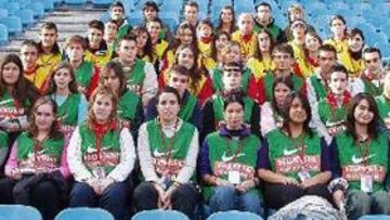 <b>UN GRUPO QUE TRABAJA POR Y PARA EL ATLÉTICO</b>. Los voluntarios del Atlético ayudan a que los aficionados encuentren su sitio en el estadio o los niños puedan hacerse la foto con los jugadores del primer equipo rojiblanco. Además, reparten calendarios o identifican los sectores en la grada del Calderón. Miguel Ángel Gil les recibió hace un mes y quedó muy impresionado por su labor. Forman parte de un club que quiere ser grande.