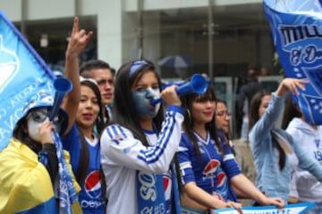 Las calles de Bogotá se pintan de azul y blanco